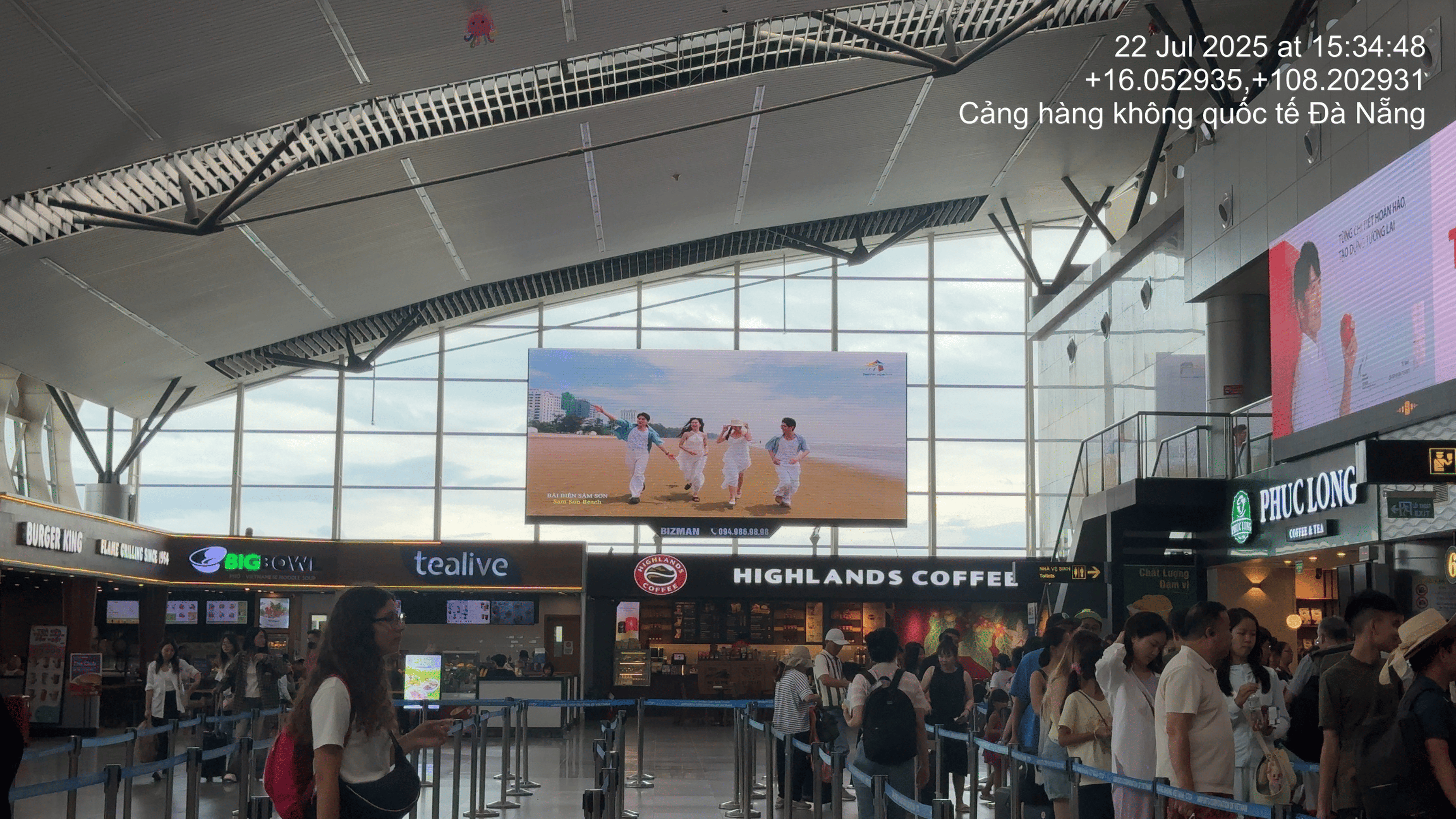 Khu vực soi chiếu an ninh, khu vực mà các khách hàng phải xếp hàng dài để vào làm thủ tục