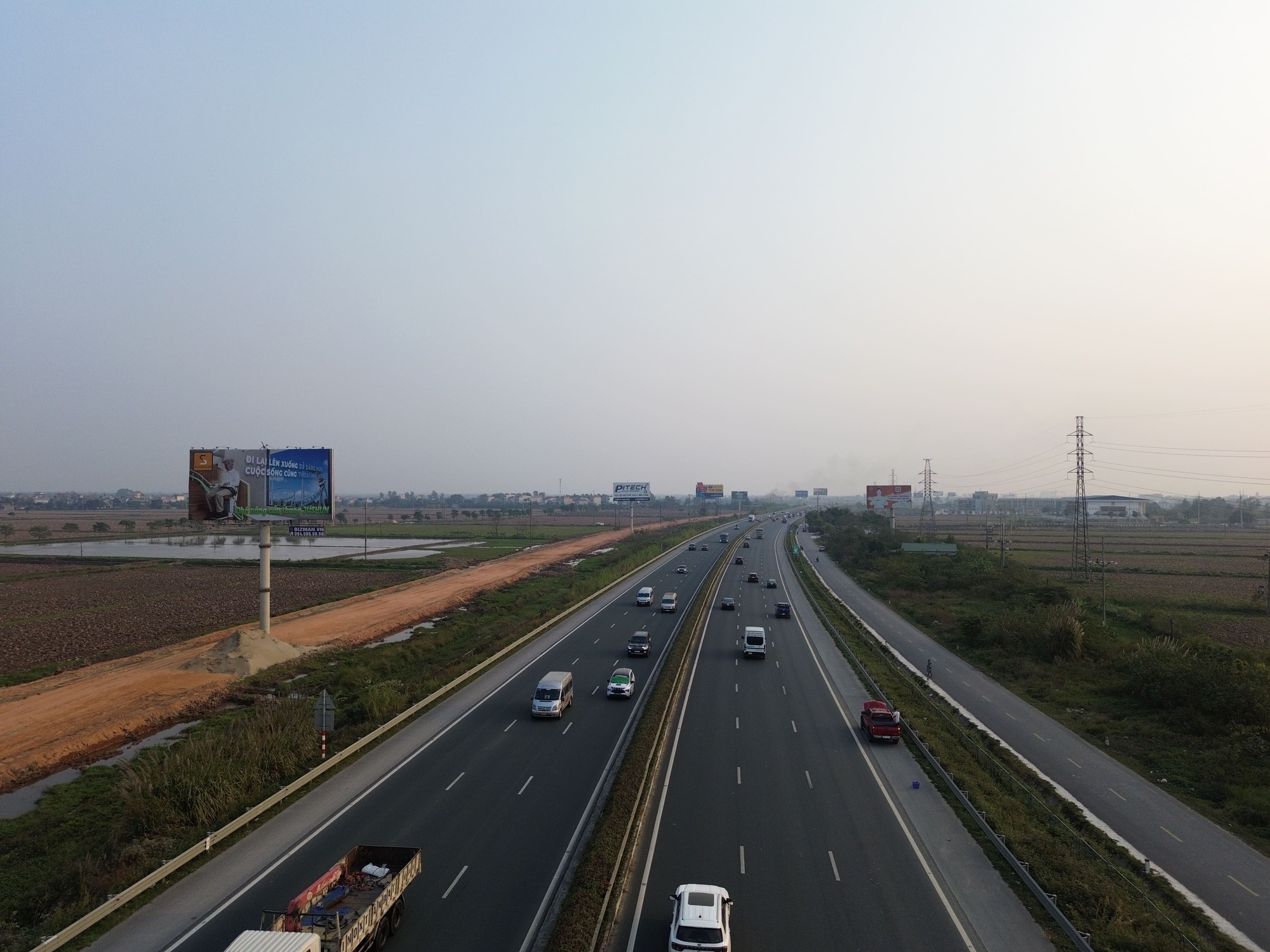 Billboard là gì? Có những loại billboard nào? Billboard đặt ở đâu? Giá quảng cáo billboard bao nhiêu? - Ảnh 12