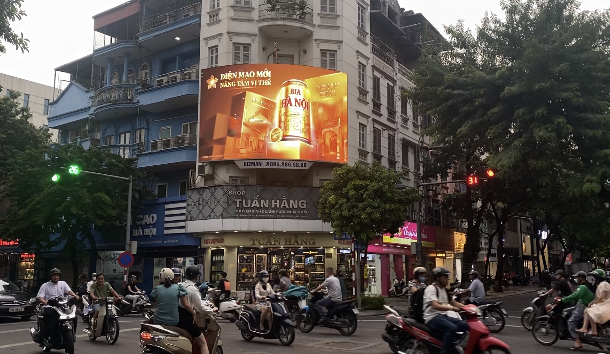 Bia Hà Nội quảng cáo màn LED Nội đô cùng Bizman
