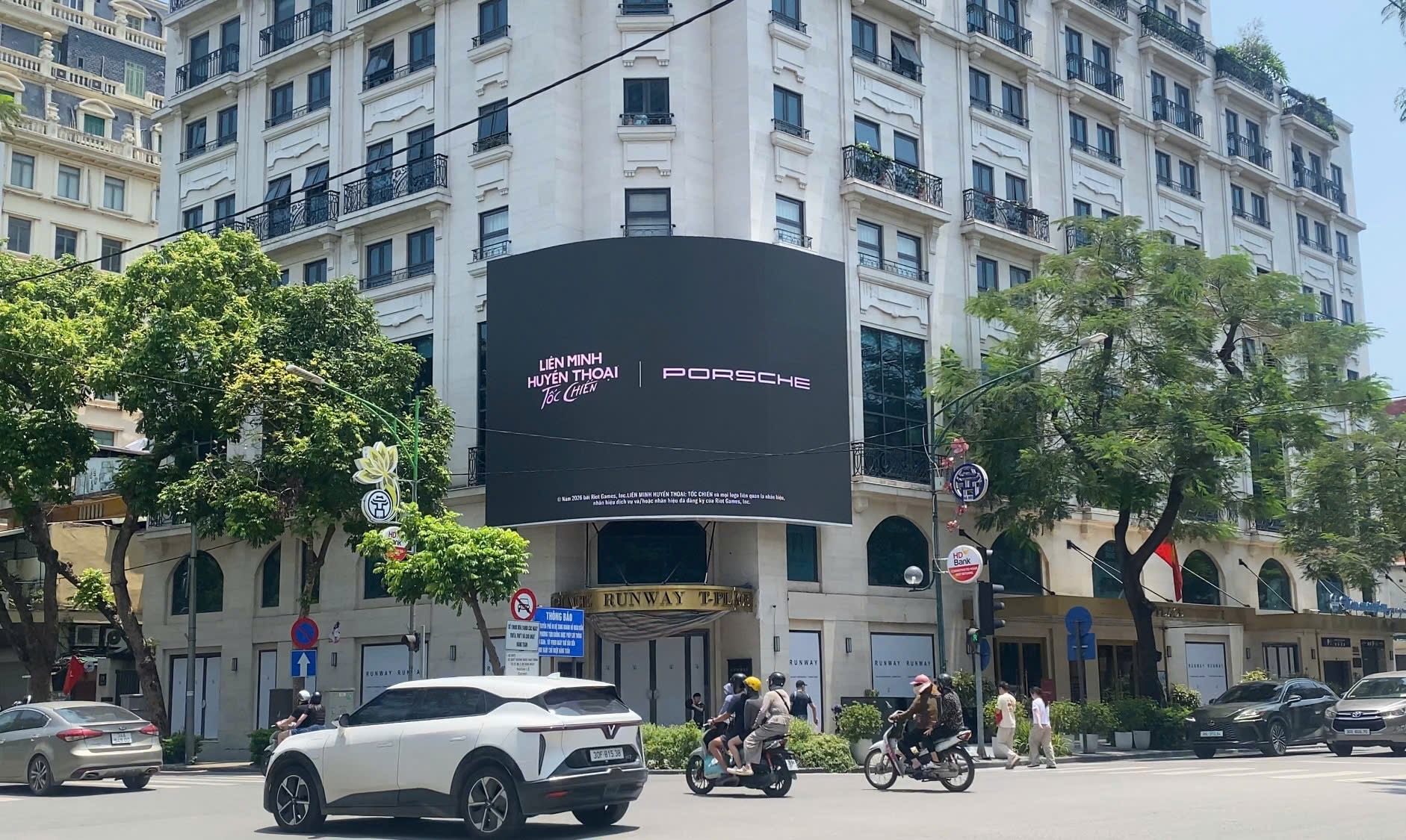 SKY LED Sài Gòn – VNG Games quảng cáo Tốc Chiến x Porsche